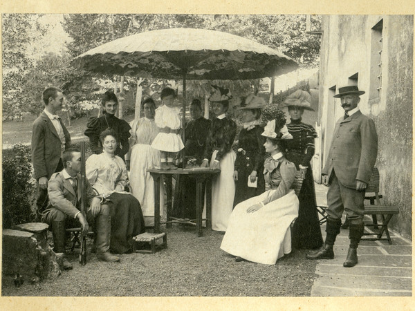 Osvaldo Conti, Famiglia Torrigiani ritratto di gruppo nella villa della tenuta di Panna, gelatina bromuro d'argento, 1898