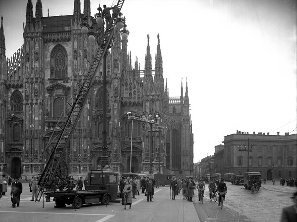 Antonio Paoletti, Automezzi Aem in piazza Duomo per la manutenzione dei lampioni, 20 maggio 1938