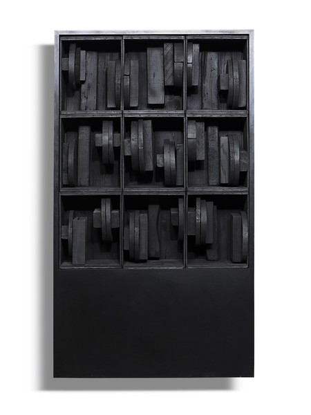 Louise Nevelson, Dark Sound, 1968, Legno dipinto nero 190 x 103 x 27 cm, Courtesy Fondazione Marconi, Milano