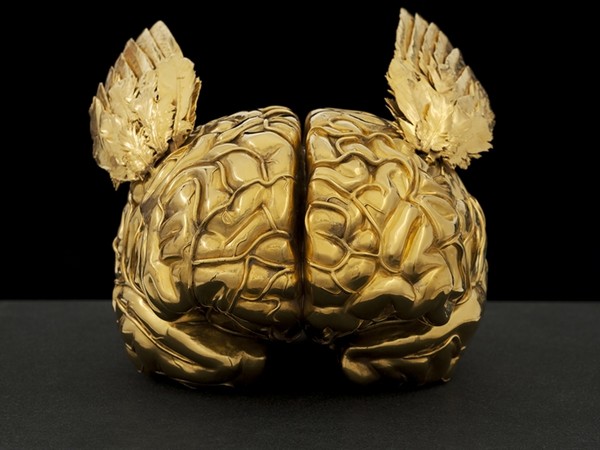  Jan Fabre, Golden Human Brain with Angel Wings, 2011. Nero Assoluto / bronzo silicato, oro 24 carati, granito Nero Assoluto, 28x30,5x26 cm.