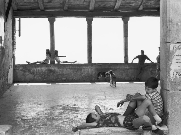 Henri Cartier-Bresson, <em>Simiane-La Rotonde</em>, France, 1969, Épreuve gèlatino-argentique de 1973 | © Fondation Henri Cartier-Bresson / Magnum Photos<br />