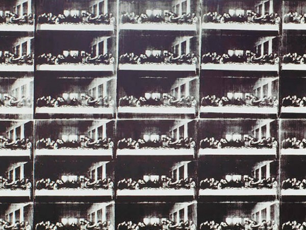 Andy Warhol, Sixty Last Suppers, 1986, Acrilico e inchiostro serigrafico su tela di lino | © The Andy Warhol Foundation for the Visual Arts Inc. by SIAE 2017 | Foto: Rob McKeever | Anche l’arte del Novecento si è confrontata con Leonardo. Sixty Last Suppers, una rielaborazione del dipinto attraverso 60 xilografie in bianco e nero poste una accanto all’altra su una tela lunga 10 metri, fu presentata a Milano nel 1987