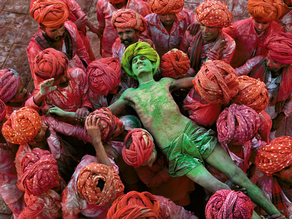 Steve McCurry, Holi festival. Rajasthan, India, 1996 