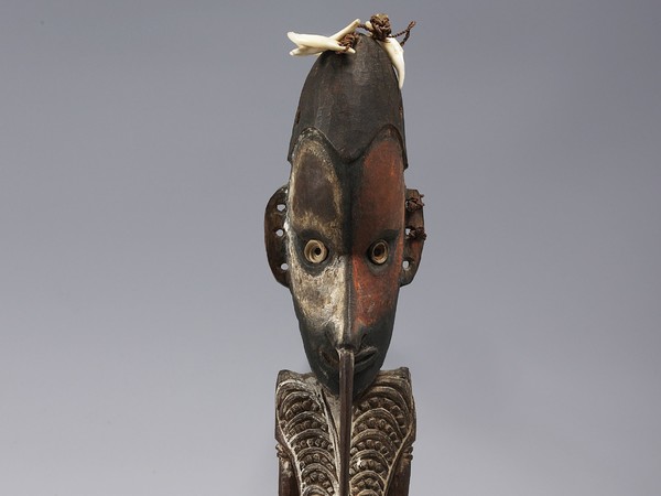 Figura flauto, fine XIX secolo - inizio XX secolo, Artista non riconosciuto Chambri, Provincia Sepik Orientale, Papua Nuova Guinea, Legno, denti di cane, conchiglie conus, fibre vegetali e pigmenti naturali, 49 x 8 x 6 cm | Foto: © manusardi.it