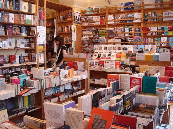 Libri e segnalibri, d'artista naturalmente. Libreria Popolare, Milano
