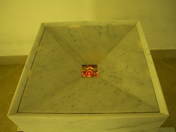Lorenzo Reina, Santo Graal, 1983, marmo, cerarossa, icona su acetato, lampada ocra, 100x150x150