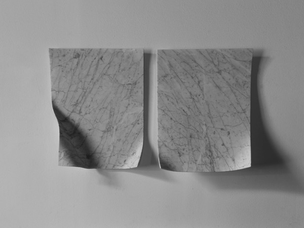 Antonio Trotta, Sospiri, 1999, elementi in marmo bianco, cm 40x30x0,5 cad.