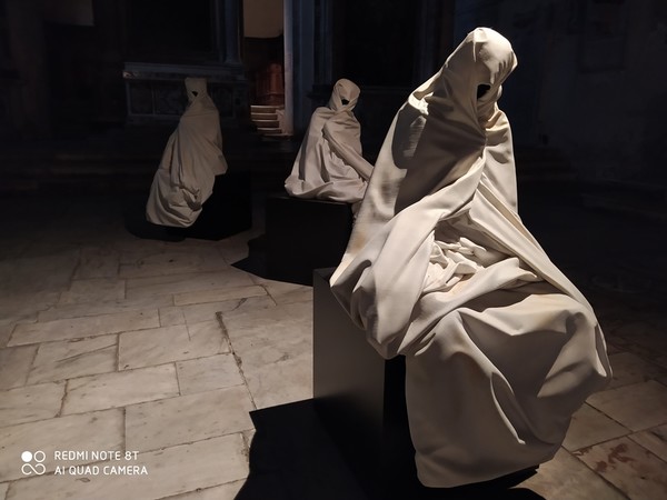 Fabio Viale, Le Tre Grazie, 2020, marmo bianco, 125x89x61 cm, 124x86x88 cm, 137x77x75 cm