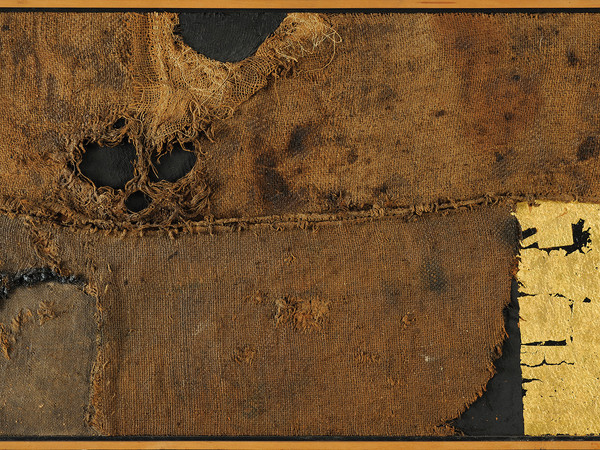 Alberto Burri, Sacco ST 11, 1954, sacco, olio, oro, vinavil su cellotex, cm 64,5x100,5. Foto A. Sarteanesi. Città di Castello, Fondazione Palazzo Albizzini Collezione Burri Alberto Burri, Sacco ST 11, 1954, sacco, olio, oro, vinavil su cellotex, cm 64,5x100,5. Foto A. Sarteanesi. Città di Castello, Fondazione Palazzo Albizzini Collezione Burri
