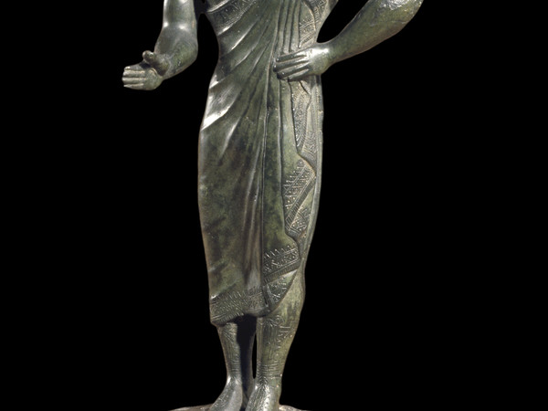 L’offerente: figura di giovane che indossa un tipico mantello etrusco, 500-­480 AC circa (da Pizzidimonte, Prato), piombo e bronzo, h 17,8 cm. Londra, British Museum