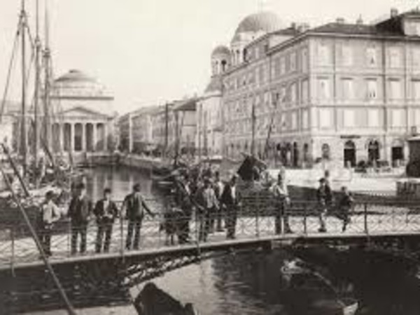 <em>Ponte Rosso sul Canal Grande a Trieste</em> | Foto: Giuseppe Wulz © Archivi Alinari<br />