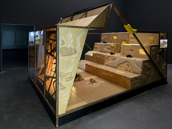 Neïl Beloufa, Kempinsky, 2016. Veduta dell'installazione, Kunstmuseum Luzern, Lucerna, 2017 Neïl Beloufa, Kempinsky, 2016. Veduta dell'installazione, Kunstmuseum Luzern, Lucerna, 2017
