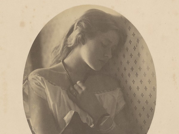 Julia Margaret Cameron, <em>Sadness (Ellen Terry)</em>, 1864, Stampa all'albume d'argento, The J. Paul Getty Museum, Los Angeles, 84.XZ.186.52