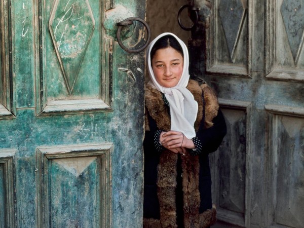 Steve McCurry, Ragazza sull'uscio, Afghanistan, 2003