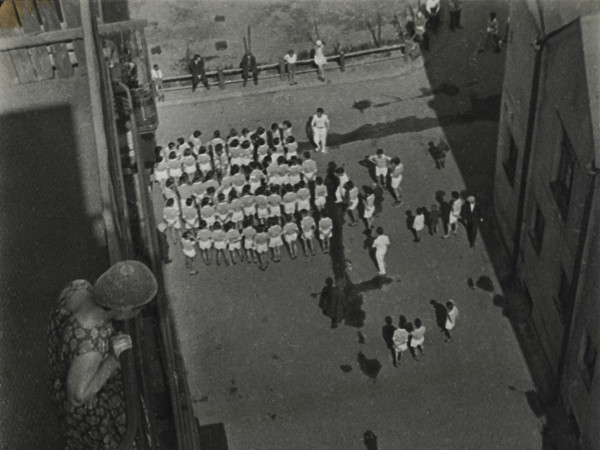 Aleksandr Rodčenko, Persone che si riuniscono per prendere parte ad unamanifestazione,1928 (1933), Stampa d’artista, Collezione del Moscow House of Photography Museum, 