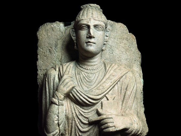 Rilievo funerario con busto femminile, Seconda metà II secolo d. C, Calcare grigio, 36 x 17 x 45 cm, Musei Vaticani | Foto © Gianluca Baronchelli