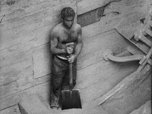 Lisetta Carmi, Il porto, Lo scarico dei fosfati, Genova, 1964 © Lisetta Carmi - Martini & Ronchetti