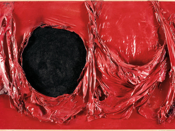 Alberto Burri, <em>Rosso Plastica</em>, 1962, plastica, acrilico, combustione su cellotex, cm. 53,5x79. Fondazione Palazzo Albizzini. Collezione Burri, Città di Castello
