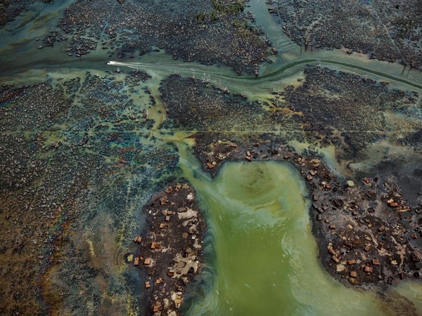 Edward Burtynsky, Oil Bunkering #4, Niger Delta, Nigeria, 2016 | Foto © Edward Burtynsky | Courtesy of © Admira Photography, Milan / Nicholas Metivier Gallery, Toronto