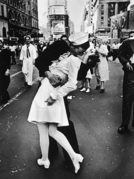 VJ Day a Times Square, New York, NY, 1945 by Alfred Eisenstaedt 