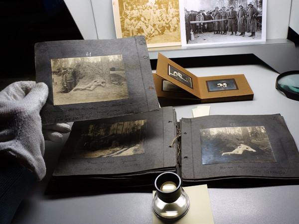 La riproduzione da esposizione della fotografia «Soldati del esercito russo e tedesco e rifugiati a punto di controllo a Orsha». Realizzato da fotografo sconosciuto a Orsha nel 1918. Foto di Aleksei Shinkarenko