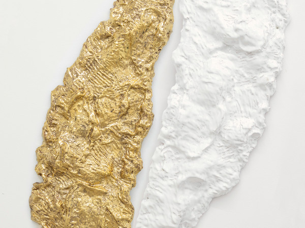 Pino Pinelli, Oro-Bianco, 2017-1993, cm. 99x50. Opera di 2 elementi ceramica 800K