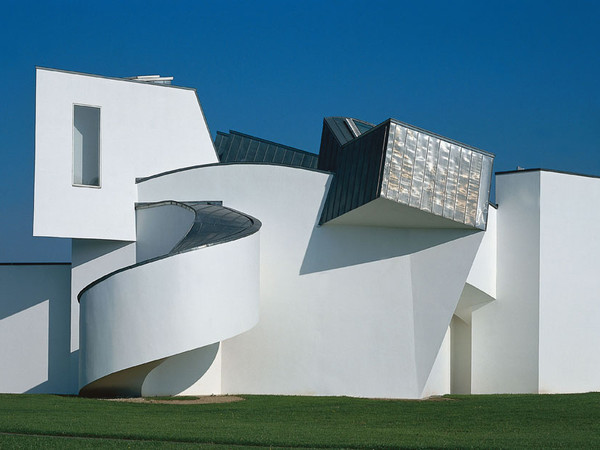 Vitra Design Museum, Frank Gehry 1989 © Vitra Design Museum, Foto: Thomas Dix .  L’edificio del Vitra Design Museum è stato progettato dall’architetto Frank Gehry nel 1989. La collezione del museo conta circa 7000 mobili, un vasto assortimento di oggetti di illuminazione e numerosi archivi tra cui quelli di Charles & Ray Eames, Verner Panton e Alexander Girard.