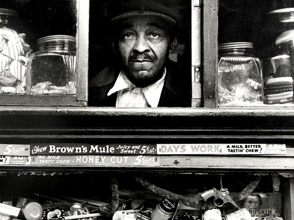 Morris Engel, Harlem Merchant, New York City, 1937
