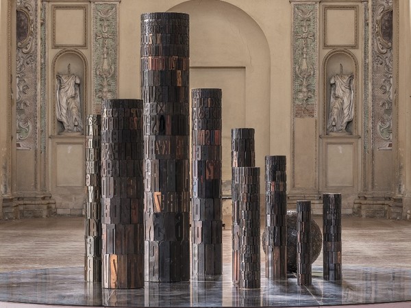 Giorgio Milani, Torre di Gutemberg, 2010, Assemblaggio di caratteri tipografici di legno, dimensione varie