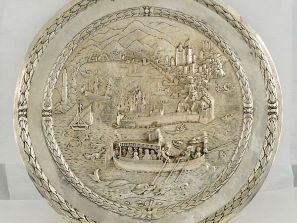 Placca d'argento raffigurante "Un barcheggio di nobili sullo sfondo della veduta della città di Genova", argentiere fiammingo del XVII secolo