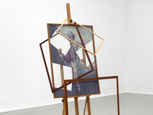 Giulio Paolini,<em> L’Indifférent</em>, 1992, Fotografia a colori incorniciata, cavalletto, cornici di legno, lastra di plexiglass trasparente, lastra di plexiglass specchiante, 180 x 130 x 230 cm