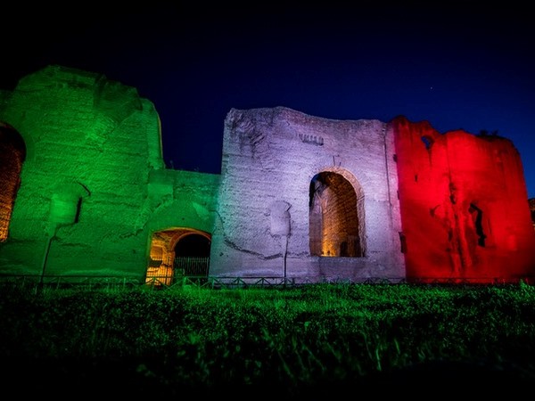 Caracalla si illumina con il tricolore