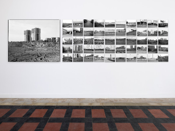 Edoardo Bonacina, Iper-paesaggio, 2023. Installazione fotografica, Fotografia 100x120cm., stampa su pvc, 50 fotografie 20x25 cm., stampa inkjet su carta cotone. Courtesy l’artista