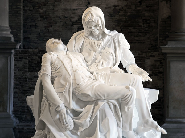 Jan Fabre, Merciful Dream (Pietà V), 2011, marmo di carrara, 190 x 195 x 110 cm, foto Pat Verbruggen, Collezione privata, Copyright Angelos bvba