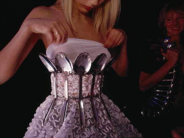 Jodi Cobb, Russia, Una modella sistema il suo abito decisamente originale ornato da grandi cucchiai, 