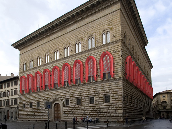 Ai Weiwei, Reframe_Palazzo Strozzi: Reframe/Nuova cornice, 2016, PVC, policarbonato, gomma, cm 650 x 325 x 75 ciascuno (22 gommoni di salvataggio)