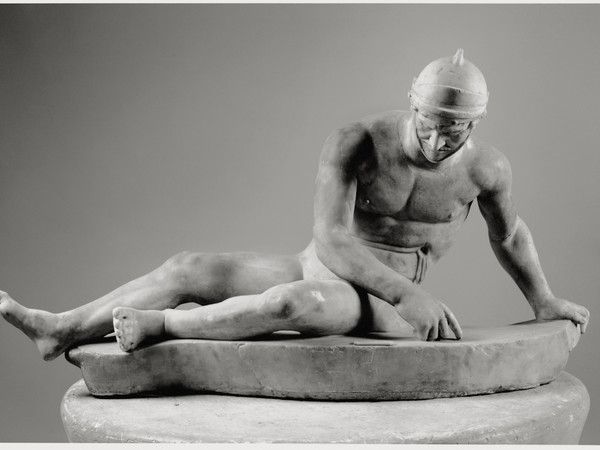 Statua di Galata morente. Napoli, Museo Archeologico Nazionale. Alt. 0,57 m; lungh. 1,07 m. Marmo bianco-grigio