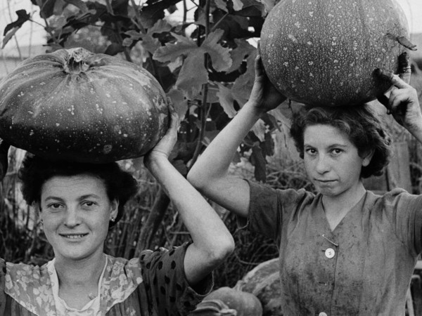 Ando Gilardi, <em>Giovani donne portano zucche sulla testa, </em>Qualiano (Napoli), ottobre 1954