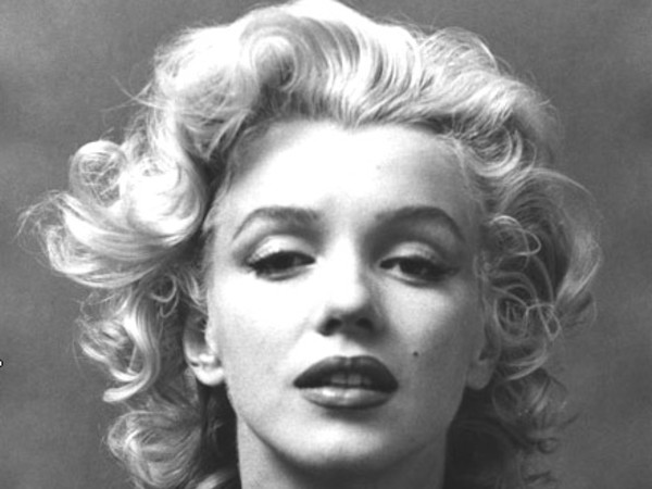 Marilyn nel suo maglione di lana a collo alto, 1953 | Collage del fotografo Ben Ross e fotografia del capo dalla Collezione Stampfer - © collage: Ted Stampfer