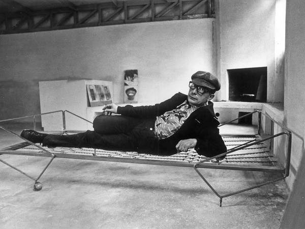 Vincenzo Agnetti sul letto di Giò Ponti, 1978
