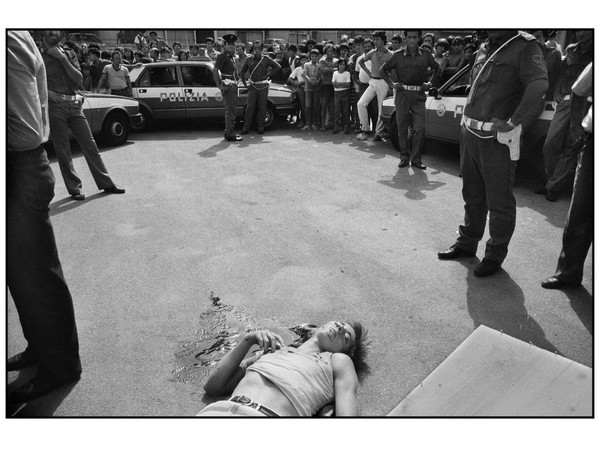 Letizia Battaglia, La folla osserva il corpo di un giovane ucciso nel quartiere Romagnolo, Palermo 1980 | Courtesy of Letizia Battaglia