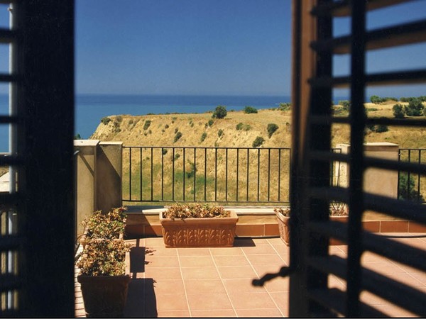 Angelo Pitrone, Caos veduta dalla terrazza, Agrigento 1998 