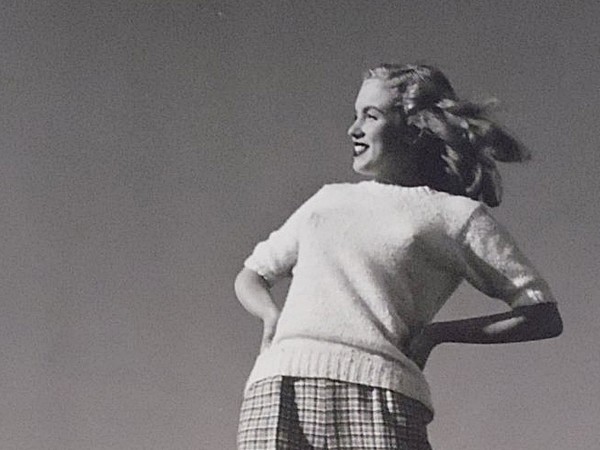 Fotografia di Norma Jeane Baker nota come Marilyn Monroe agli esordi della sua carriera di modella, 1946 | Fotografo Joseph Jasgur © Ted Stampfer