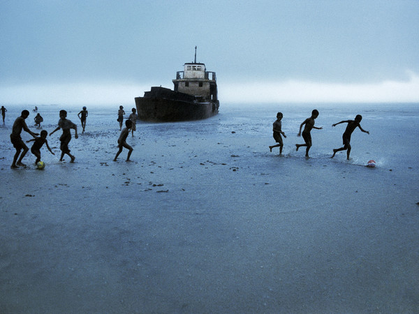 Steve McCurry, <span>Football Match. Sittwe, Birmania/Myanmar, 1995</span>