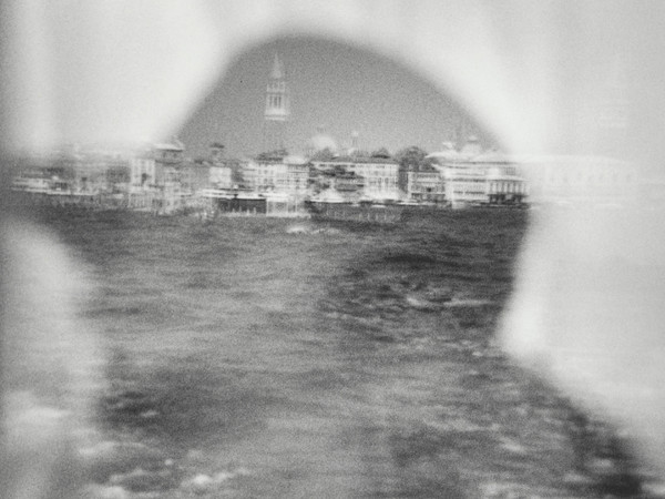 Erich Hartmann, <em>Živa Kraus in a water taxi</em>, Venezia 1997, Dettaglio | Courtesy of Ikona Photo Gallery, Venezia<br />