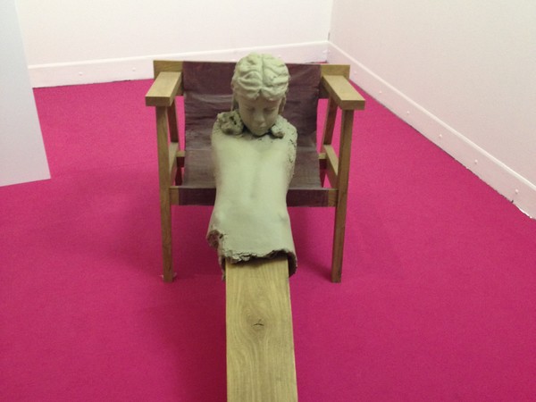 Mark Manders, Figure on Chair, 2011-2013, Pittura acrilica su bronzo, legno, stampa offset su carta, 70x165x70 cm | Courtesy of Zeno X gallery Anversa | Foto: ARTE.it