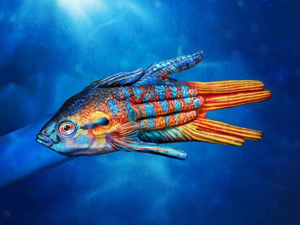 Guido Daniele, Paradise fish. Fotografia (dipinto su mani) fine art, cm. 140x100