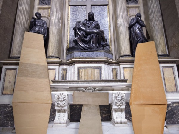 Nedda Guidi, Anfore, 1990, terracotta-ossidi, misure ambientali (h. cm. 160 x 220), Chiesa di Sant'Andrea della Valle, Roma