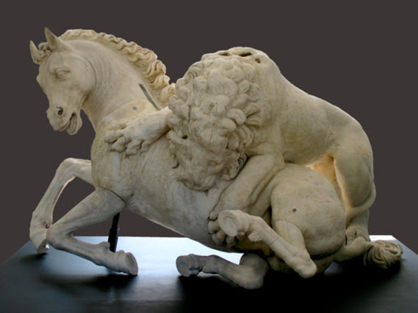 <em>Leone che attacca un cavallo</em>, IV secolo a.C., Marmo pentelico, Roma, Musei Capitolini, Palazzo dei Conservatori, inv. S 1366 | Archivio Fotografico dei Musei Capitolini | © Roma, Sovrintendenza Capitolina ai Beni Culturali