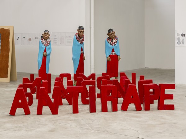 Antirape singing Maasai women, 2001, legno, acrilico. Installazione, dimensioni variabili. Courtesy l’artista e Fondazione Sarenco